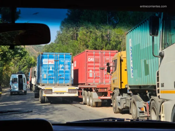 Atasco en la carretera RN2 en MAdagascar, en la ruta a Andasibe