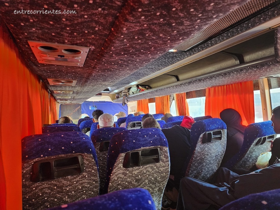 Autobús público para ir de Asuán a Abu Simbel