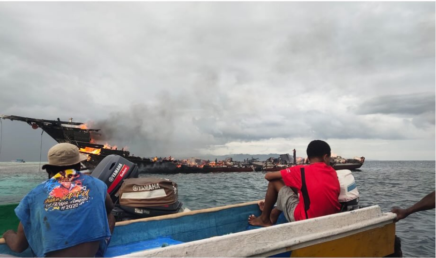Restos del incendio del Oceanic en Raja Ampat