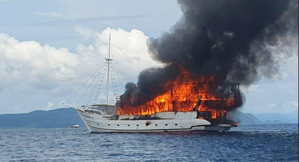 incendio barco oceanic en Raja Ampat