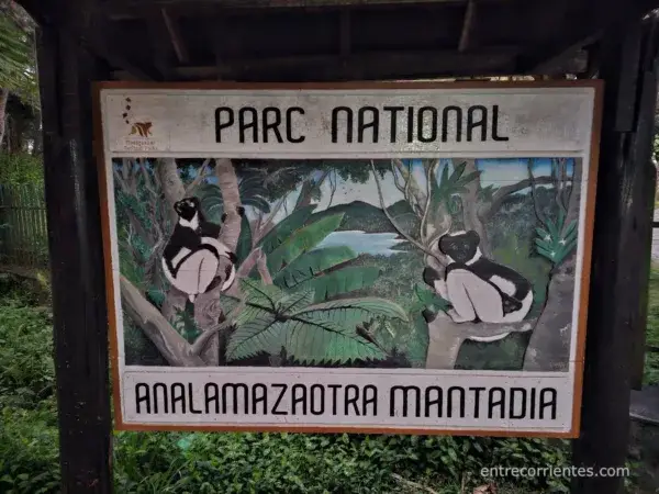 Cartel de entrada de la Reserva de Analamazaotra Mantadía en Andasibe, Madagascar
